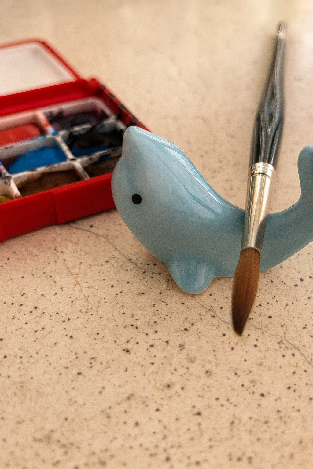 🐬 Reposapinceles Delfín Celeste – Soporte de Pincel de Cerámica