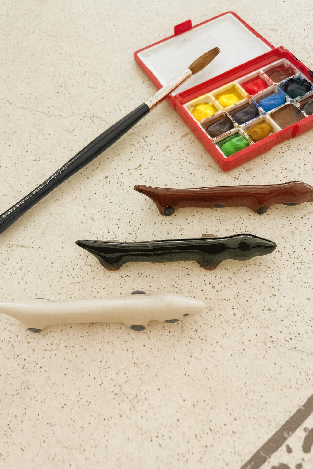 🐶 Reposapinceles Salchicha Negro – Soporte de Pincel de Cerámica