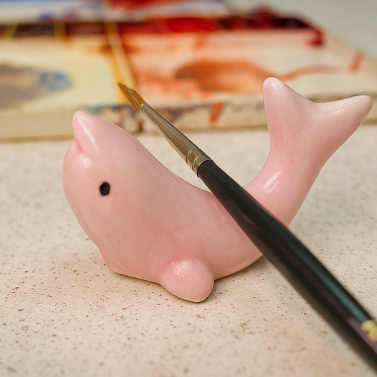 🐬💕 Reposapinceles Delfín Rosado – Soporte de Pincel de Cerámica