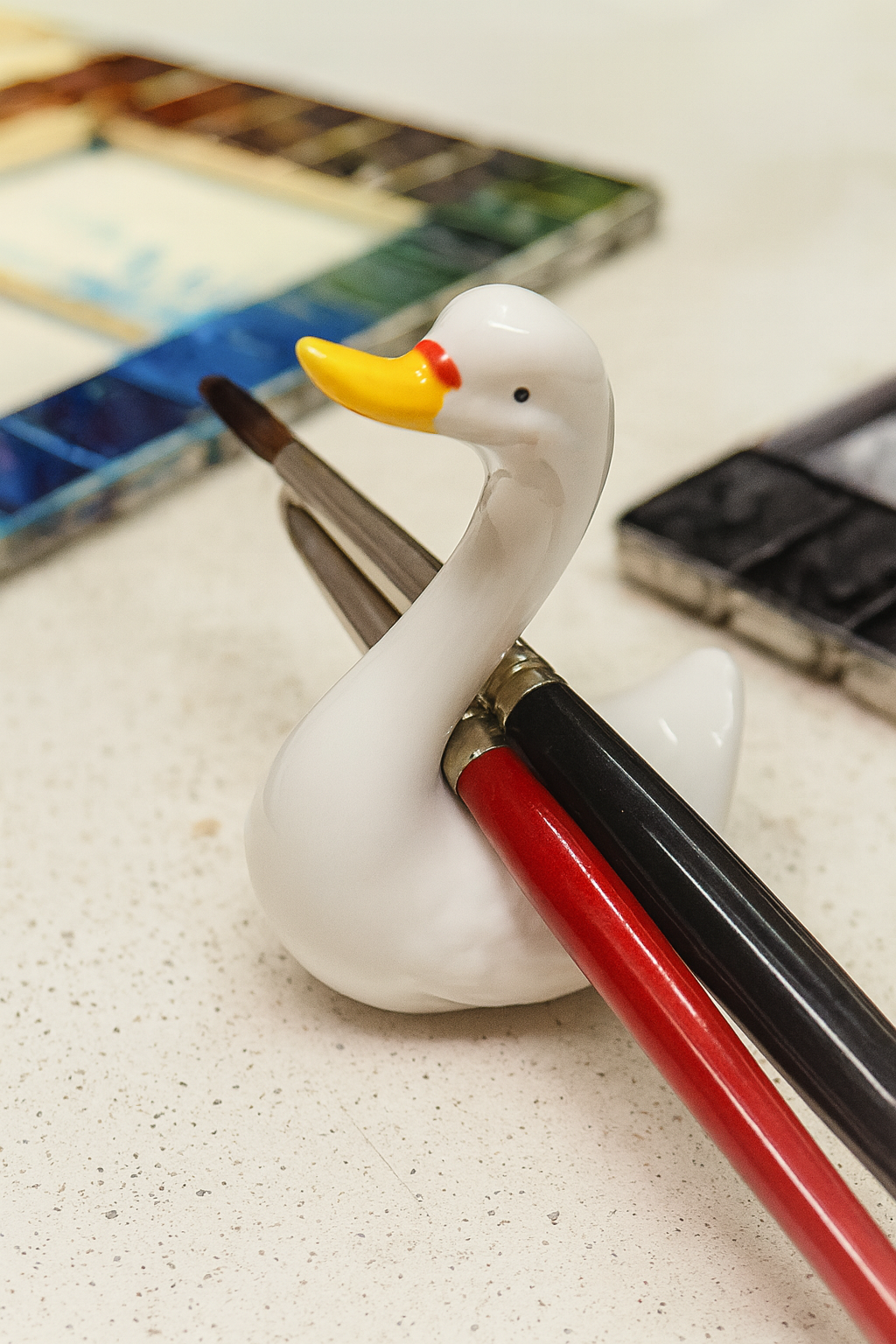 🦢 Reposapinceles Cisne Blanco – Soporte de Pincel de Cerámica