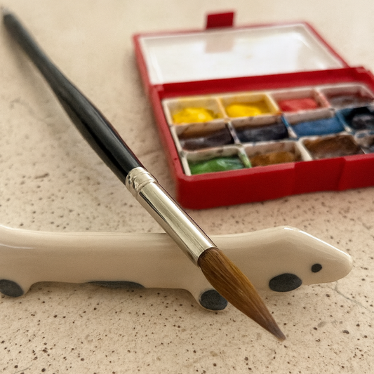 🐶 Reposapinceles Salchicha Beige – Soporte de Pincel de Cerámica