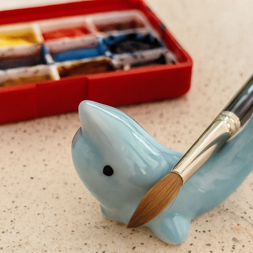 🐬 Reposapinceles Delfín Celeste – Soporte de Pincel de Cerámica