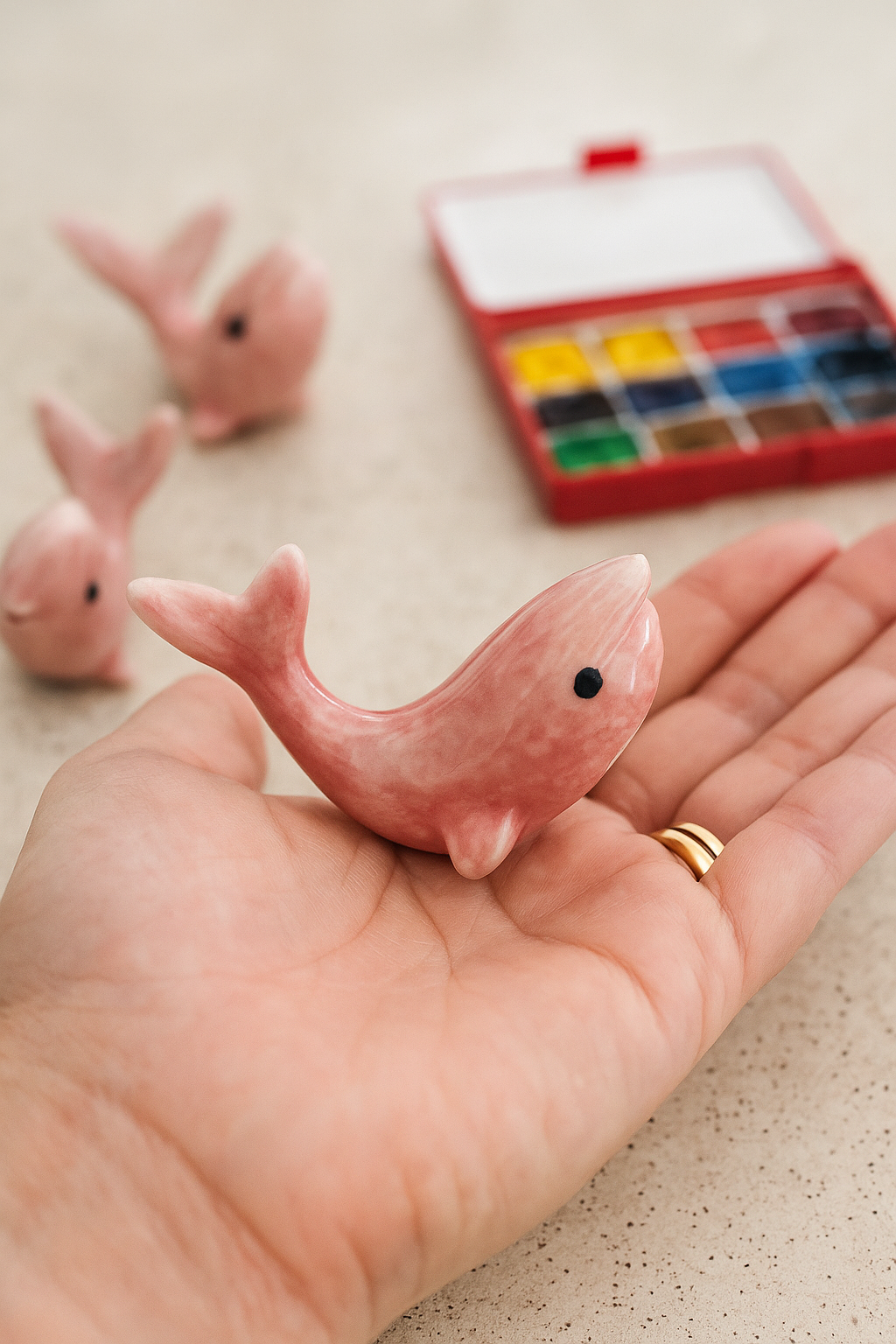 🐬💕 Reposapinceles Delfín Rosado – Soporte de Pincel de Cerámica