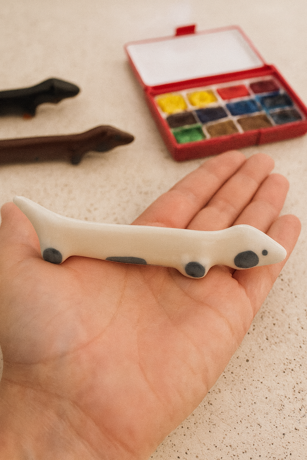 🐶 Reposapinceles Salchicha Beige – Soporte de Pincel de Cerámica