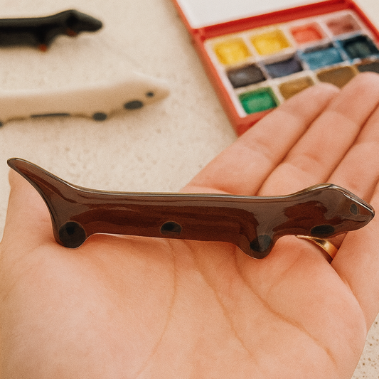 🐶 Reposapinceles Salchicha Café – Soporte de Pincel de Cerámica