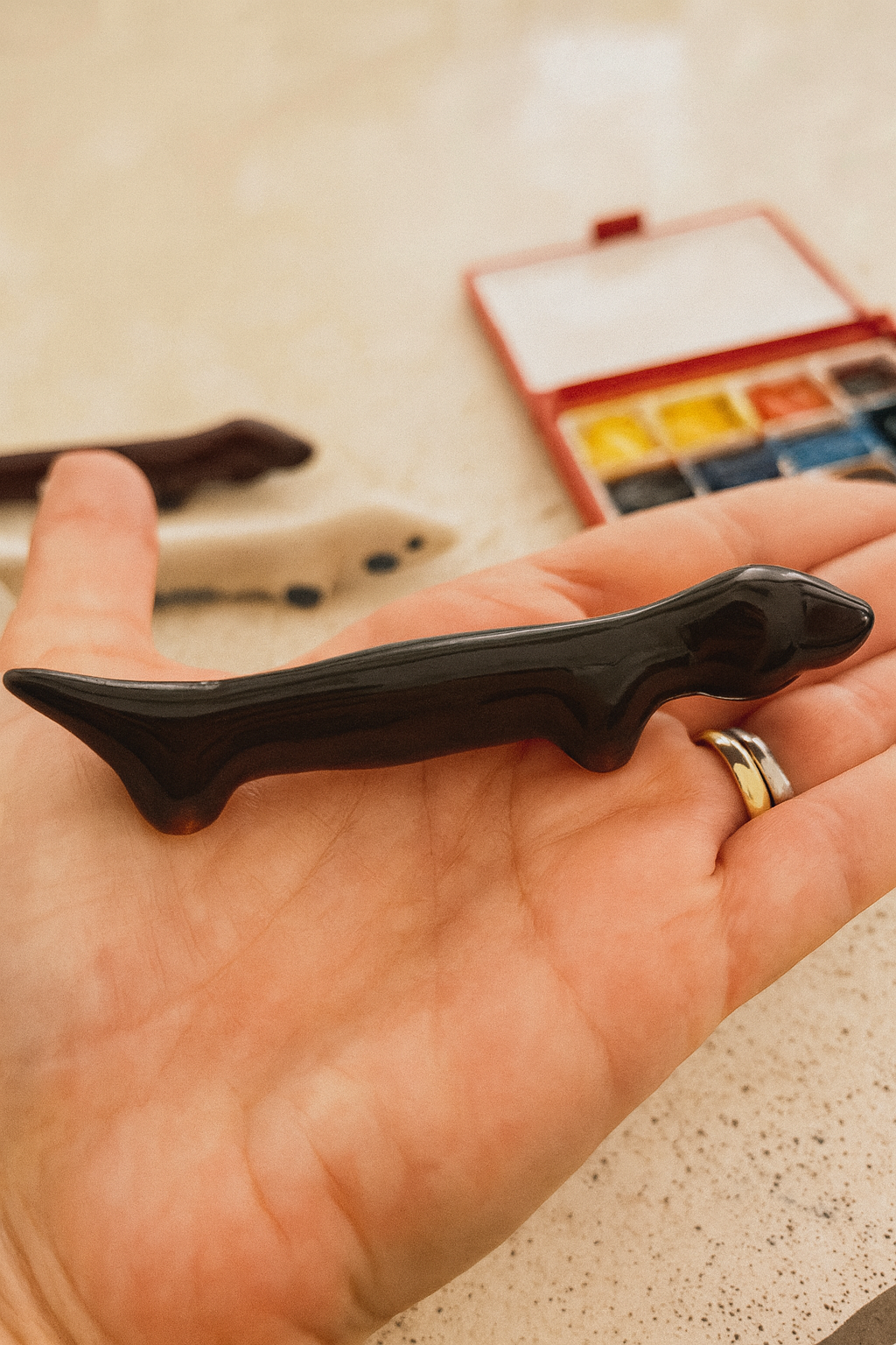 🐶 Reposapinceles Salchicha Negro – Soporte de Pincel de Cerámica