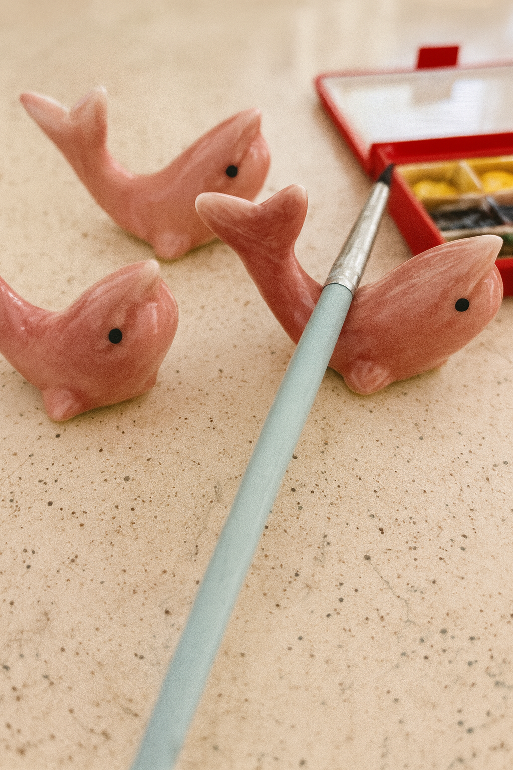 🐬💕 Reposapinceles Delfín Rosado – Soporte de Pincel de Cerámica