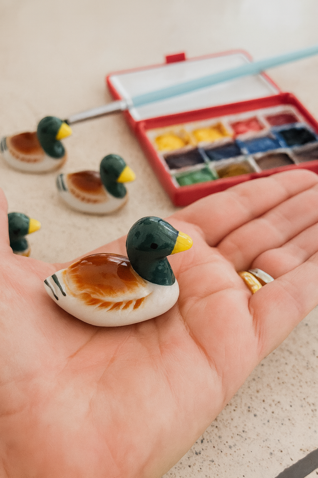 🦆 Reposapinceles Patito  – Soporte de Pincel de Cerámica