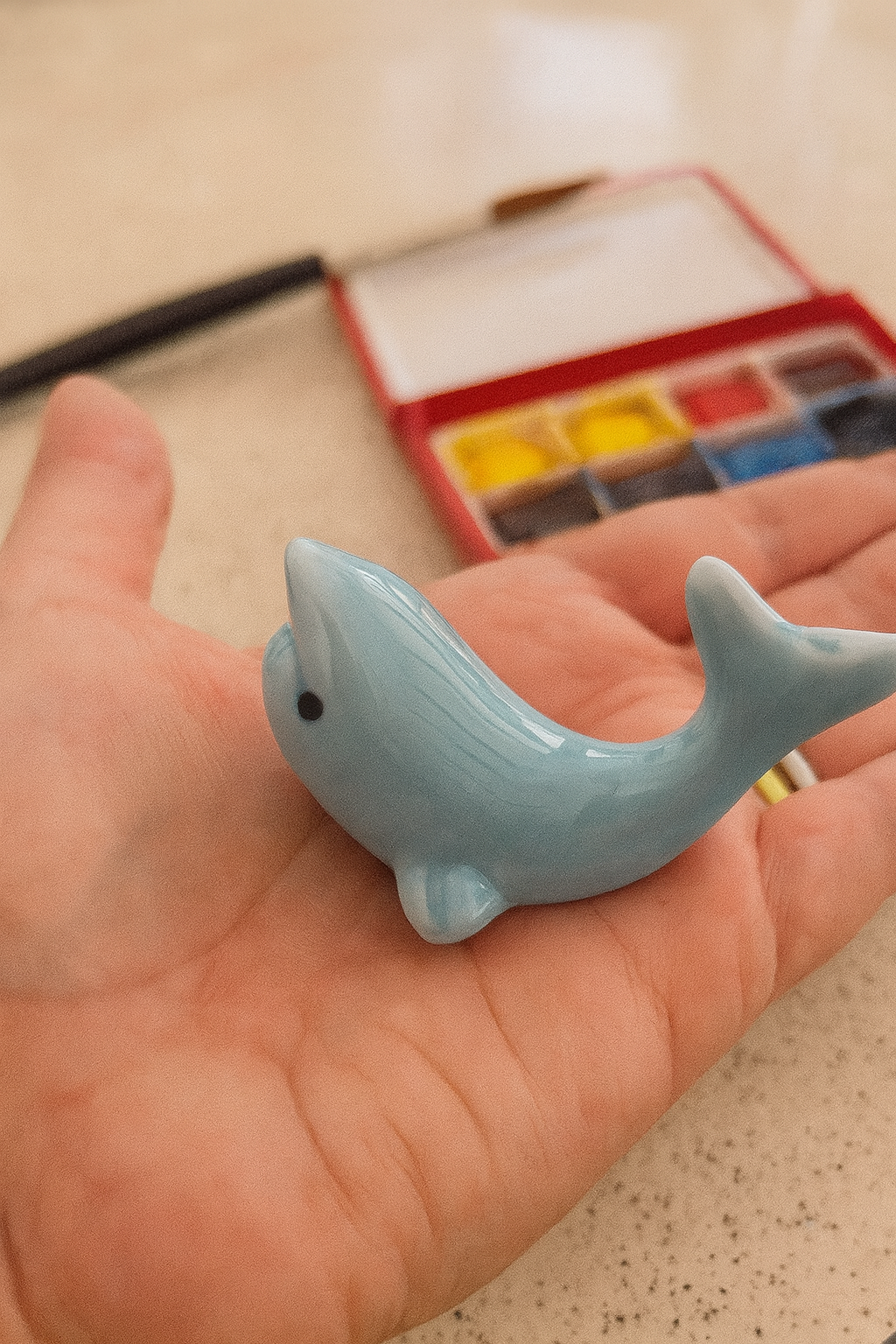 🐬 Reposapinceles Delfín Celeste – Soporte de Pincel de Cerámica